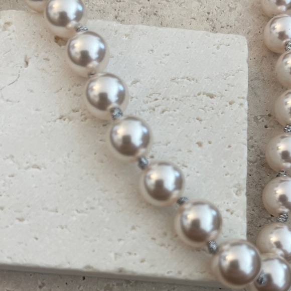 VIVIENNE Westwood Elegant Pearl Necklace with Silver Pendant - Picture 2 of 3